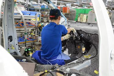 [Tsutsumi plant] Prius assembly line