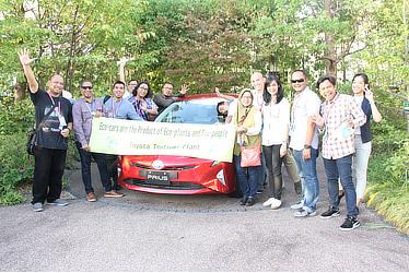 Group photo at Tsutsumi plant